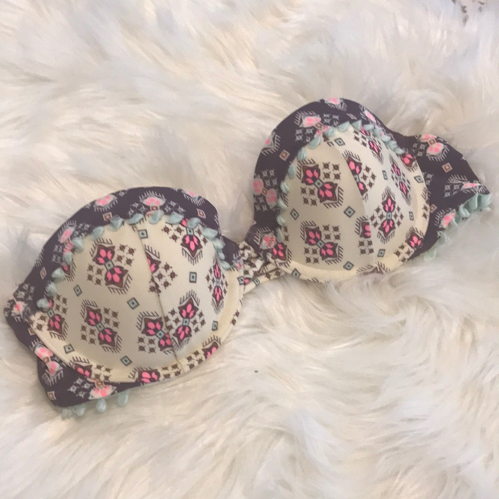 V i c t o r i a’ s  S e c r e t • Bikini top